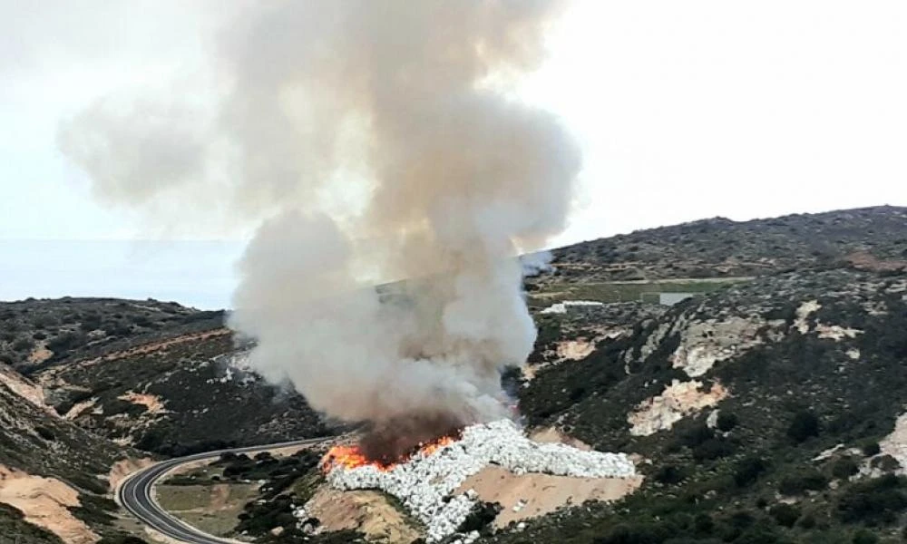Μήλος: Χωρίς ενεργό μέτωπο η φωτιά σε χωματερή